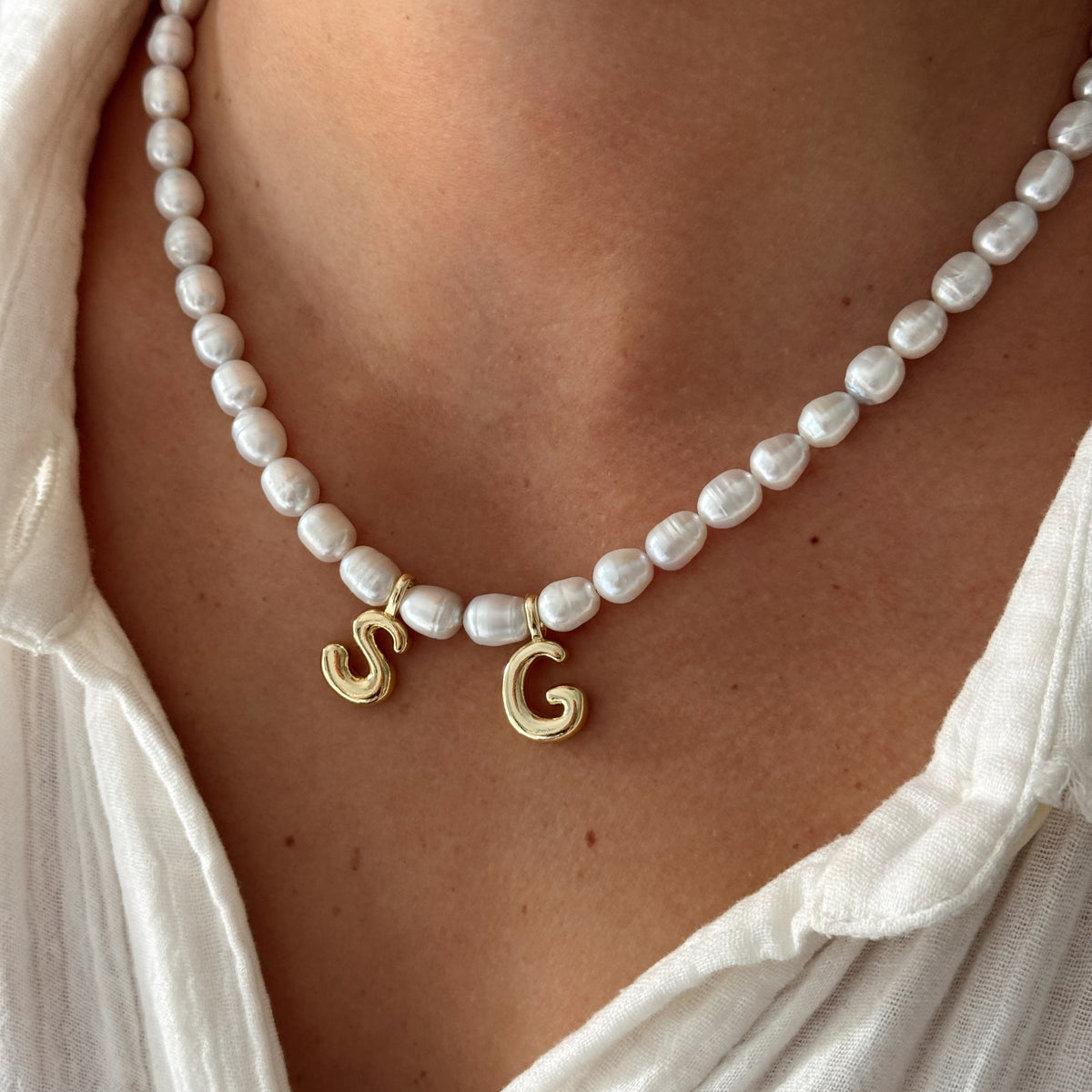 joolz by martha calvo pearl and chain initial necklace PEARL BUBBLE INITIAL NECKLACE 3