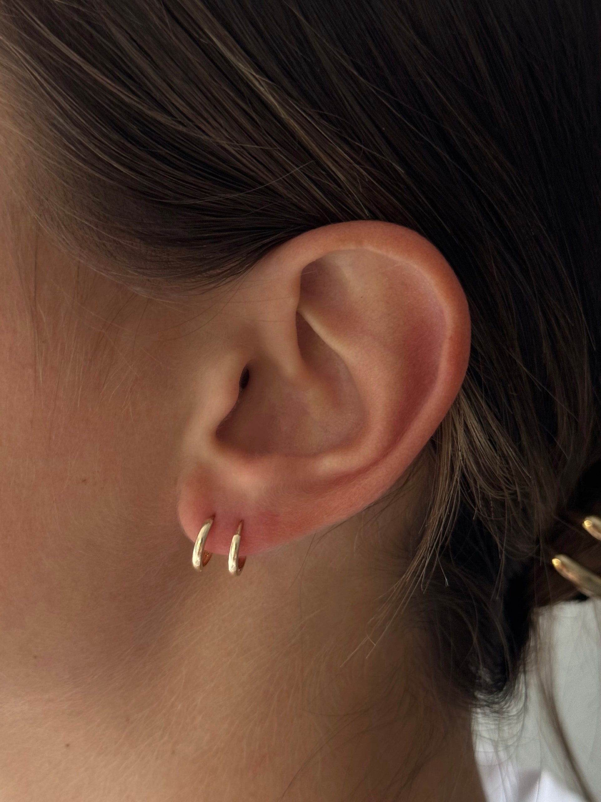 14K GOLD HUGGIE HOOPS