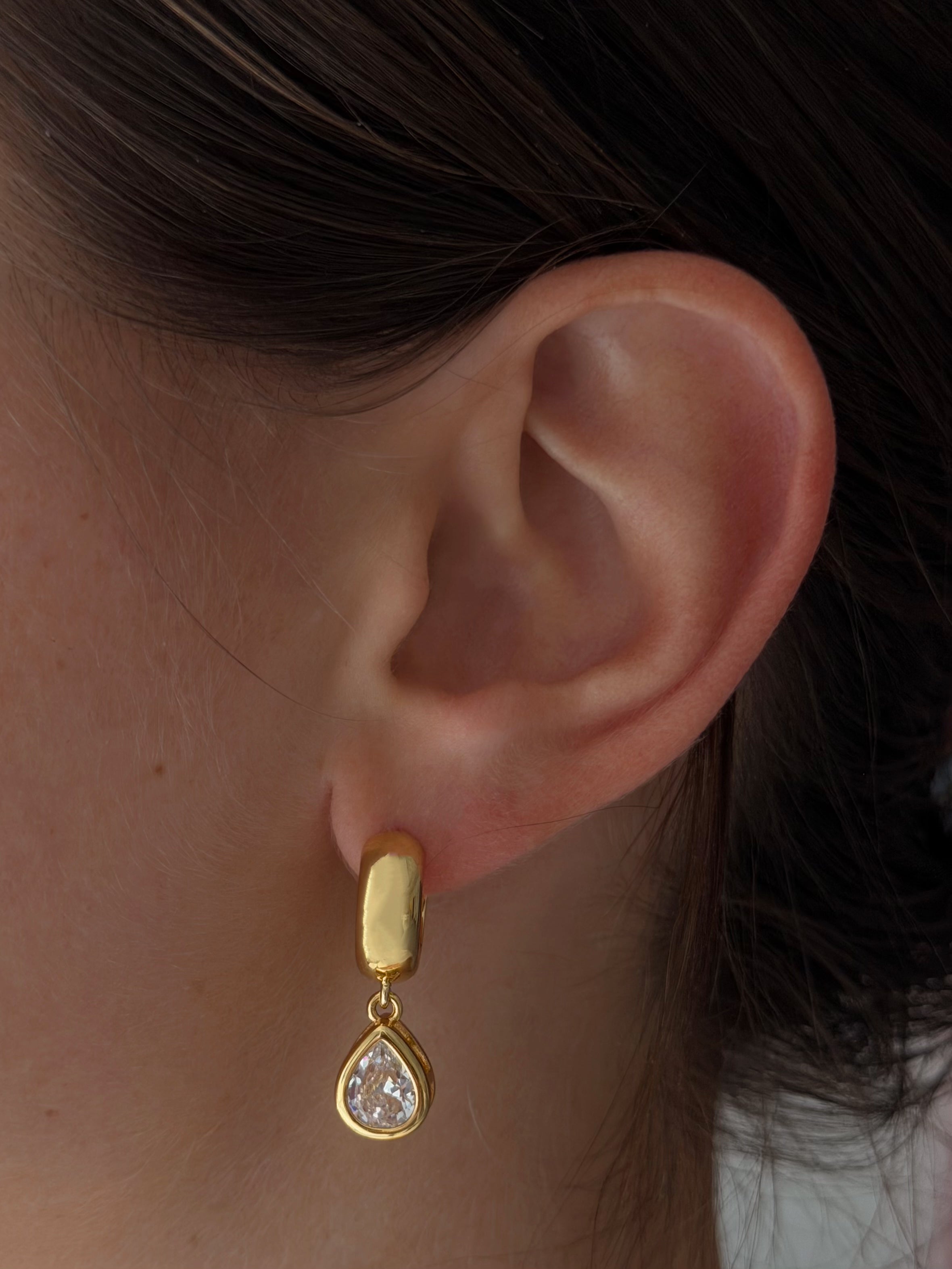 WIDE PEAR HUGGIE HOOPS